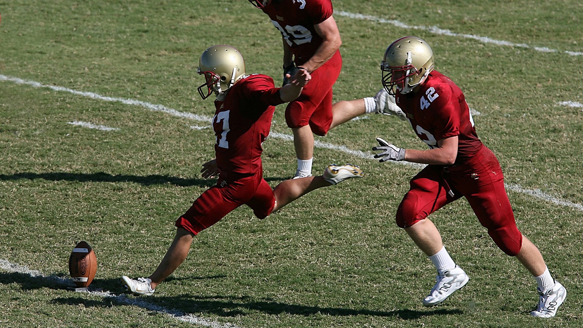 赛场上球员们的激情表现令人动容，球员们在赛场上展现